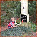Máchův hrob, na který se každoročně při příležitost memoriálu Oldřicha Máchy pokládá kytice